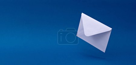 Téléchargez les photos : Modèle d'enveloppe blanche, gabarit vierge, ombre blanche lévitation, fond bleu, bannière - en image libre de droit