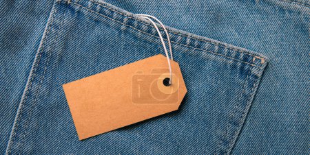 Téléchargez les photos : Gros plan jeans avec étiquette de prix en carton vierge pour votre texte - en image libre de droit