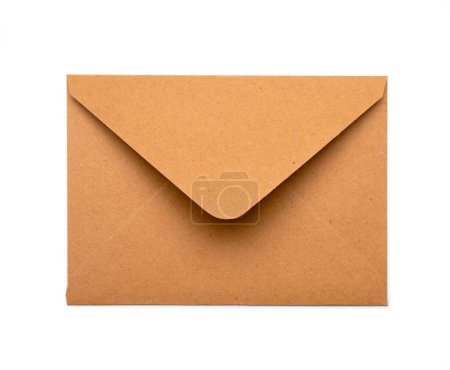 Téléchargez les photos : Enveloppe papier kraft brun vide isolée sur le blanc - en image libre de droit
