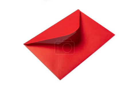 Téléchargez les photos : Enveloppe rouge ouverte isolée sur fond blanc - en image libre de droit