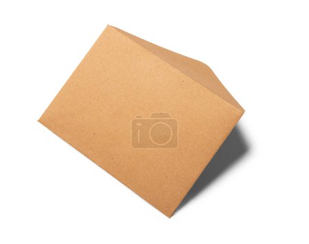 Téléchargez les photos : Enveloppe artisanale pour lettres avec feuille vierge. Pose plate avec une note - en image libre de droit