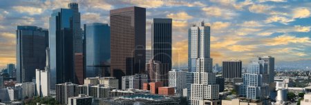 Panorama de Los Angeles, CA paysage urbain du centre-ville dans la lumière du matin colorée. Des gratte-ciels de la place financière ouest de l'Amérique du Nord. Ciel bleu style héros et nuages jaunes et blancs. Haute qualité