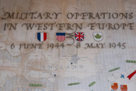 Kriegsgeschichtliches Schild auf dem Amerikanischen Friedhof in der Normandie. Gedenkstätte zum Zweiten Weltkrieg. Hochwertiges Foto
