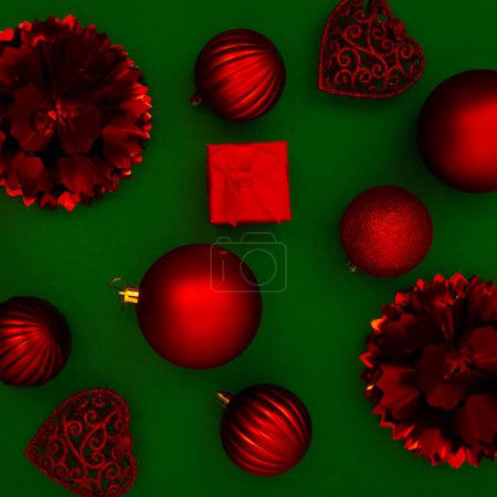 Téléchargez les photos : Mise en page de Noël créative avec des couleurs contrastées traditionnelles. Ornements de Noël rouges sur fond vert. - en image libre de droit