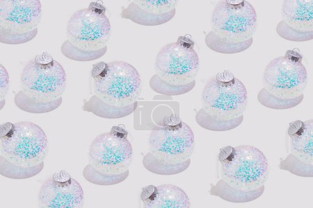 Téléchargez les photos : Boules de Noël créatives motif de décoration avec fond blanc. Concept de vacances d'hiver minimes. - en image libre de droit