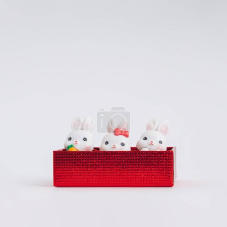 Foto de Pequeños conejos blancos sobre un fondo blanco. Diseño creativo de tarjetas de felicitación en un estilo minimalista. Composición del Año Nuevo Lunar Chino para 2023. Año del Conejo. - Imagen libre de derechos