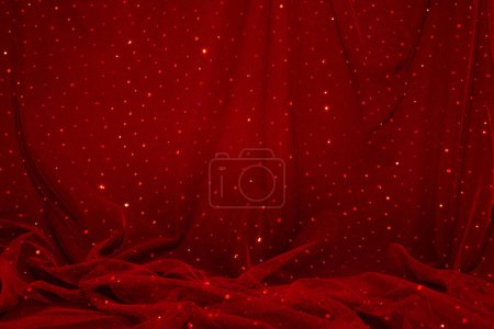 Foto de Fondo de pantalla oscuro elegante hecho de tela de tul rojo con lentejuelas. Moda estética, pasión y amor de fondo. - Imagen libre de derechos