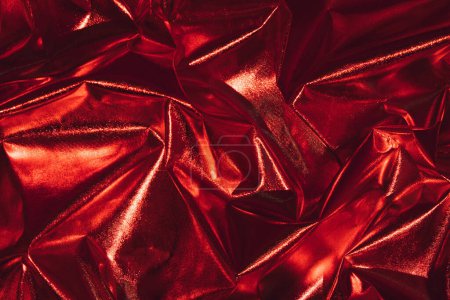 Téléchargez les photos : Résumé papier d'aluminium froissé rouge. Concept minimal de Noël, d'amour ou de fête. - en image libre de droit