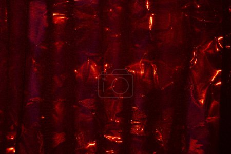 Foto de Fondo de pantalla oscuro elegante hecho de tela de tul rojo. Moda estética, pasión y amor de fondo. - Imagen libre de derechos