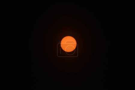 Téléchargez les photos : Le soleil, photographié à travers un filtre solaire en polymère noir fileté. - en image libre de droit