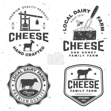 Design d'insigne de ferme familiale au fromage. Modèle pour logo, conception de marque avec du fromage en bloc, lacune de mouton sur l'herbe, vache, fourchette, couteau, presse à fromage. Illustration vectorielle. Fromage artisanal.