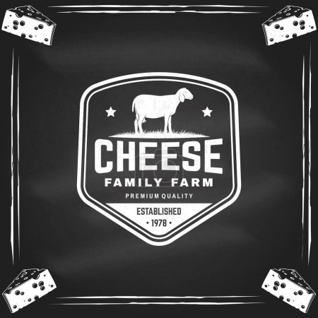 Insigne de ferme familiale au fromage sur le tableau. Modèle de logo, design de marque avec lacune de mouton sur l'herbe. Illustration vectorielle. Fromage artisanal.