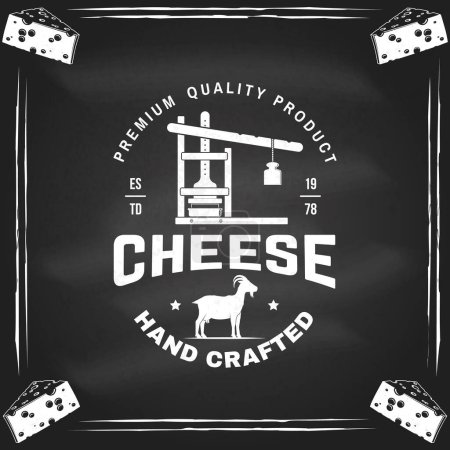 Insigne de ferme familiale au fromage sur le tableau. Modèle pour logo, design de marque avec lacune de mouton, fourchette, couteau pour fromage. Illustration vectorielle. Fromage artisanal.