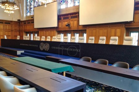 Foto de La Haya, Países Bajos - 04 de septiembre de 2014: el interior de la sala principal del tribunal internacional de justicia con asientos blancos para los jueces - Imagen libre de derechos