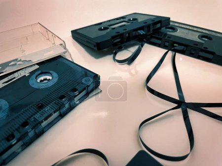 diferentes cintas de cassette con cinta rota por ahí listo para rebobinar