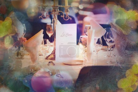 Foto de Mesa de lujo preparada en restaurante caro - Imagen libre de derechos