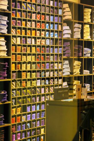Foto de La Haya, Países Bajos - 03 de enero de 2022: una pared en una tienda muestra corbatas y camisas de negocios en todo tipo de colores - Imagen libre de derechos