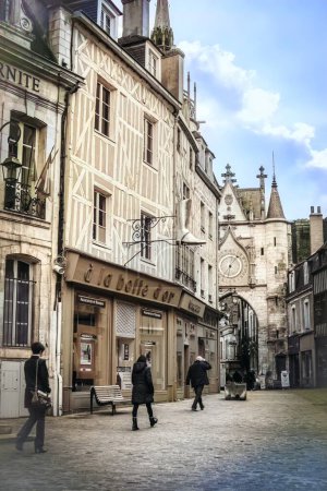 Foto de Auxerre, Francia - 05 de marzo de 2014: El auténtico estilo de construcción de la barriada está siempre presente. Madera y piedra en combinación. Foto en estilo sepia, muestra la vida en la calle y un gran stand de oro
. - Imagen libre de derechos