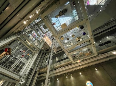 Téléchargez les photos : Rotterdam, Pays-Bas - 01 Octobre 2022 : intérieur et visiteurs dans un dépôt moderne conçu d'un musée ouvert au public - en image libre de droit