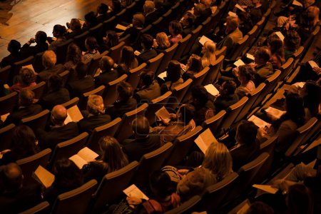Foto de La hague, Países Bajos - 11 de octubre de 2022: audiencia en la sala de conciertos escuchando una actuación musical o concierto - Imagen libre de derechos
