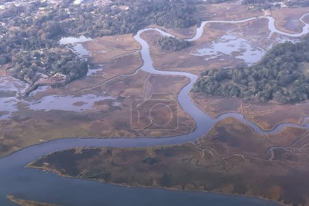 Foto de Charleston, united states - 05 november 2022: an aerial view of the residential area of Ashleyville with swamp and river - Imagen libre de derechos
