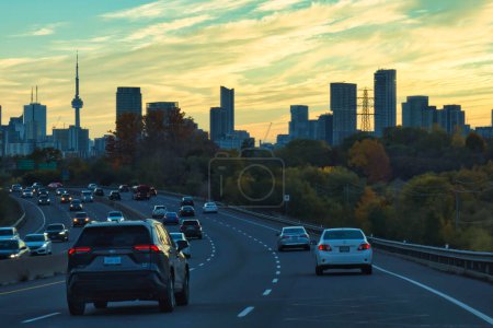 Téléchargez les photos : Toronto, canada - 23 October 2022: cars driving in a traffic jam on a highway or parkway into the city - en image libre de droit