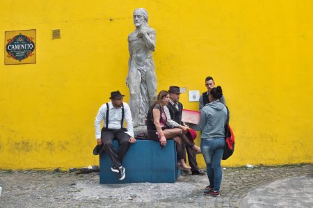 Téléchargez les photos : Buenos aires, argentina - 29 October 2022 : musicians sitting around statue in the colorful and popular la boca neighborhood - en image libre de droit