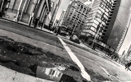 Foto de San Francisco, Estados Unidos - 15 de febrero de 2013: centro de San Francisco en blanco y negro mirando en un estanque de agua de lluvia en la calle. blanco y negro como estilo para acentuar la crudeza
. - Imagen libre de derechos