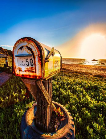 Téléchargez les photos : Baie de Bodega, États-Unis - 12 novembre 2011 : une vieille boîte aux lettres en métal rouillé près de la plage du Pacifique sur la campagne californienne - en image libre de droit