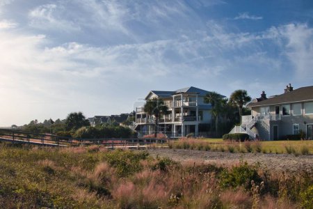 Foto de Charleston, Estados Unidos - 5 de noviembre de 2022: elegante casa de lujo o bienes raíces una larga playa Charleston - Imagen libre de derechos