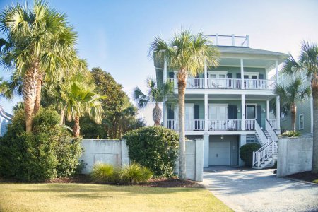 Foto de Charleston, united states - november 5 2022: elegant luxurious property home or real estate in coastal neighborhood Charleston - Imagen libre de derechos