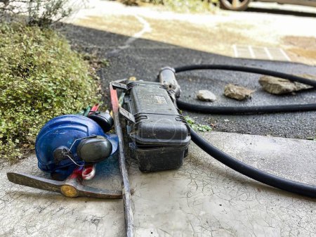 Foto de Menthon Saint Bernard, Francia - 07 de septiembre de 2021: un trabajador profesional está ocupado con un coche bomba y una manguera bajo alta presión limpiando un tubo de alcantarillado - Imagen libre de derechos
