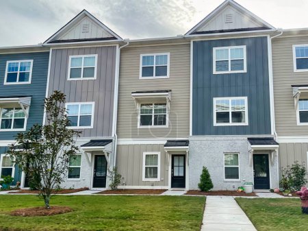 Foto de Mount pleasant, united states - november 6 2022: newly constructed homes in a suburban neighborhood in southern united states - Imagen libre de derechos