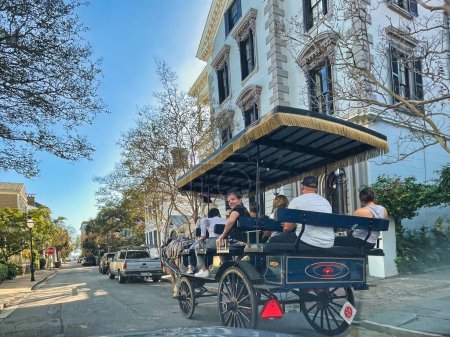 Foto de Charleston, united states - november 7 2022: old historic houses with colorful facades around small streets and horse and carriage tour - Imagen libre de derechos