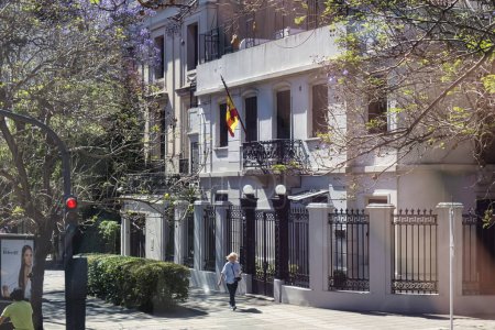 Téléchargez les photos : Buenos aires, argentine, 04 novembre 2022 : le drapeau espagnol est accroché à l'extérieur du bâtiment monumental qui abrite l'ambassade d'Espagne - en image libre de droit