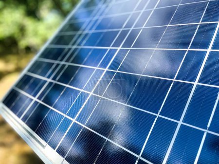 primer plano de un panel solar de energía sostenible