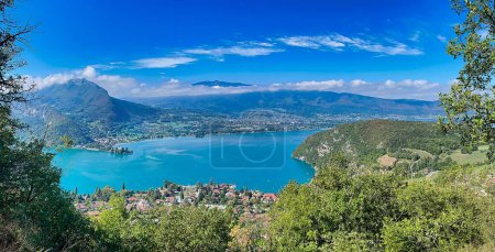 Foto de Talloires, francia - 01 de septiembre 2022: famoso lago de color azul turquesa de annecy en la región alpina francesa la Alta Saboya - Imagen libre de derechos