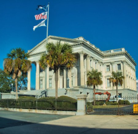 Foto de Charleston, Estados Unidos - 7 de noviembre de 2022: la aduana de los Estados Unidos alojada en un edificio arquitectónico blanco con escalones y columnas - Imagen libre de derechos
