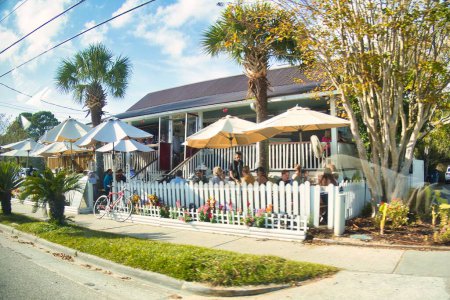Foto de Charleston, Estados Unidos - 5 de noviembre de 2022: personas en la terraza de un restaurante en un barrio suburbano - Imagen libre de derechos