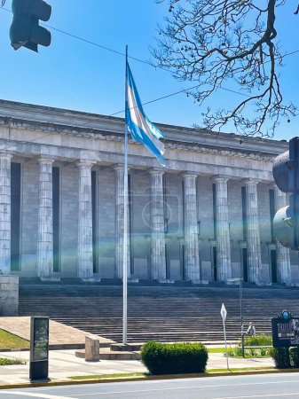 Foto de Buenos aires, Argentina - 27 de octubre de 2022: bandera nacional argentina y la facultad universitaria de derecho edificio histórico con columnas - Imagen libre de derechos