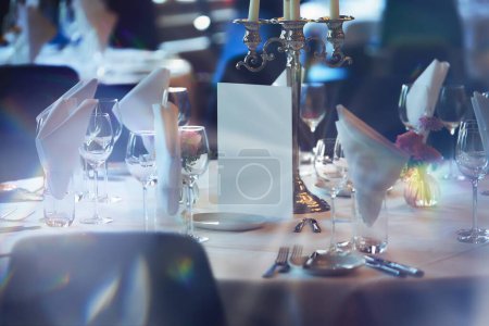 Präparierter luxuriöser Tisch im teuren Restaurant in Blautönen