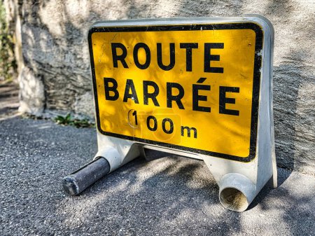 Téléchargez les photos : Menthon Saint Bernard, France - 07 septembre 2021 : un panneau fermé de couleur jaune placé sur une petite route - en image libre de droit
