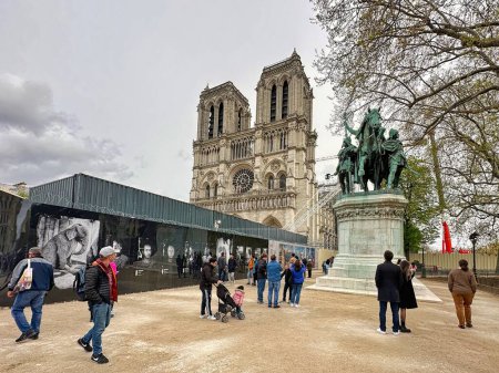 Foto de París, Francia - 11 de abril de 2023: los visitantes frente al famoso monumento de la ile de la cite la catedral de Notre Dame - Imagen libre de derechos