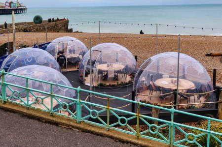Foto de Brighton, Reino Unido - 04 de marzo de 2022: iglús o vainas se han colocado en una terraza de restaurante cerca del muelle de la estación costera inglesa para una experiencia gastronómica privada - Imagen libre de derechos