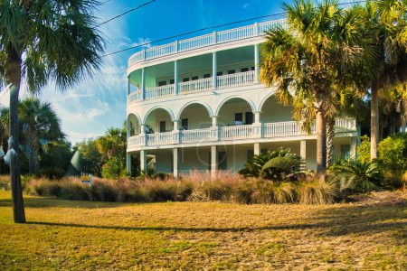 Foto de Charleston, Estados Unidos - 5 de noviembre de 2022: elegante casa de lujo o bienes raíces en el barrio costero Charleston - Imagen libre de derechos