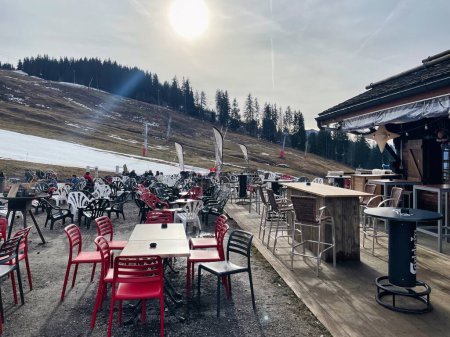 Téléchargez les photos : Manigod, france - 4 janvier 2023 : terrasse restaurant vide pendant le réchauffement climatique hiver sans neige naturelle - en image libre de droit