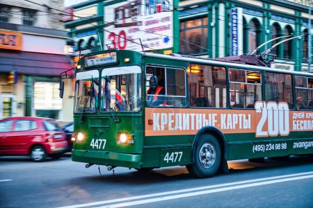 Téléchargez les photos : Moscou, Russie - 10 septembre 2010 : un trolleybus public classique de l'ère soviétique dans les rues animées du centre-ville de Moscou - en image libre de droit