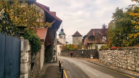 Téléchargez les photos : Menthon Saint Bernard, France - 19 octobre 2015 : Une route mène à l'église du petit village français - en image libre de droit
