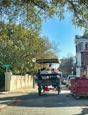 Foto de Charleston, united states - november 7 2022: old historic houses with colorful facades around small streets and horse and carriage tour - Imagen libre de derechos
