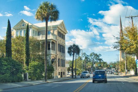 Foto de Charleston, Estados Unidos - 7 de noviembre de 2022: antiguas casas históricas con fachadas coloridas alrededor de pequeñas calles en el centro de la ciudad - Imagen libre de derechos